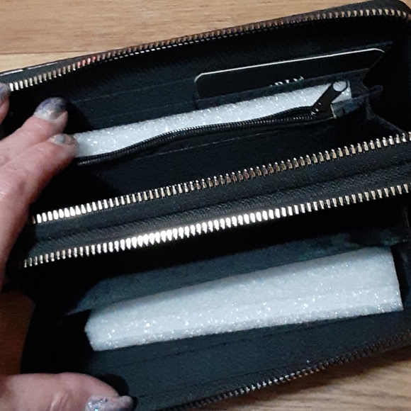 Cluch - Picture 2 of 2